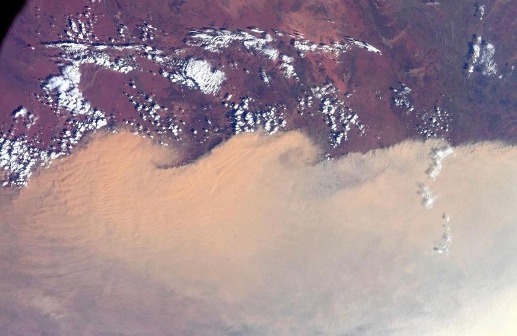 土地上灰濛濛的是澳洲山火散發的濃煙，讓人非常心碎。（相片來源：Christina Koch Instagram）
