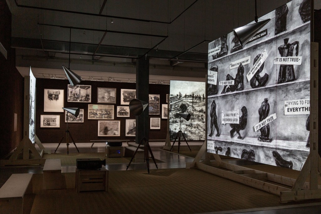 【展覽】南非最火紅藝術家 台北市美館 看 William Kentridge 的政治寓言｜2024 展覽推薦 