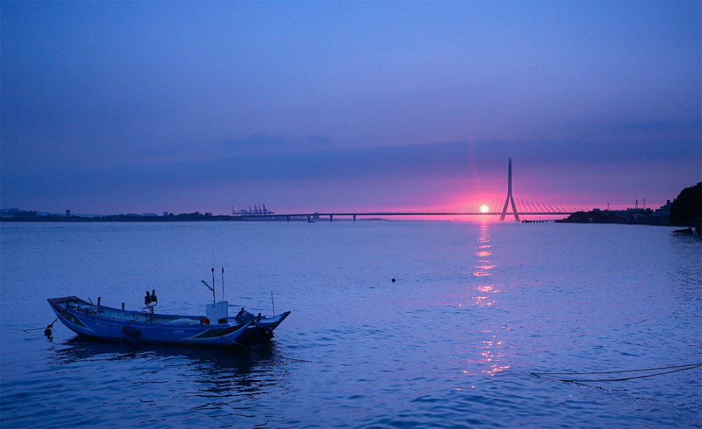 【建築】Zaha Hadid的黑夜之舞：「淡江大橋」明年正式啟用 | 2025