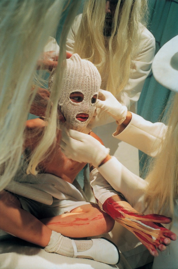 【劇場】傷痛如不死的真菌 意大利劇場大師Romeo Castellucci回顧展壓軸《Tragedia Endogonidia》