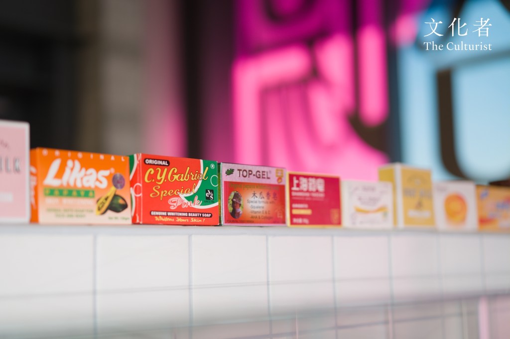 浴場入口處，設有鞋架，進入浴場就需換上拖鞋。鞋架上，擺放了陳惠立收集回來的肥皂包裝盒。