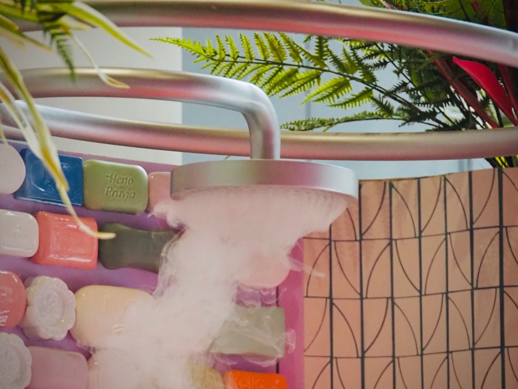 《七彩肥皂》配合不定時霧氣效果，營造浴場氣氛。
