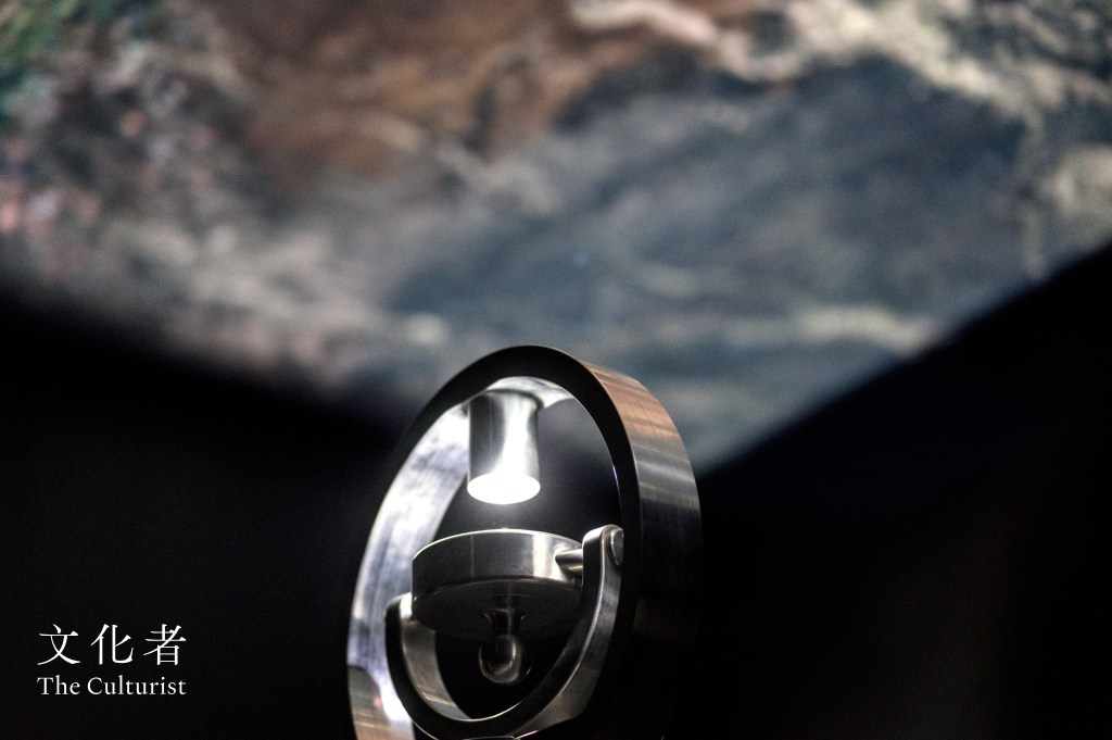 鄭靖的裝置作品《時空迴響——東方之珠》，天幕上投影着拍岸的海浪，地上放置了三座仿如燈塔的鏡面反射光線，參觀者控制光線，照到天幕不同部份，會播放出鄭靖心中屬於香港的聲音。