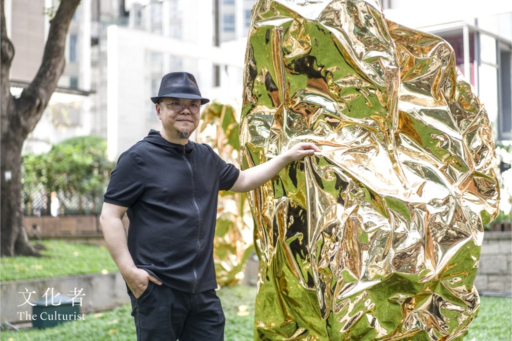 藝術家鄭靖教授和他的太湖石裝置作品《氣韻——泉石嘯傲III》。