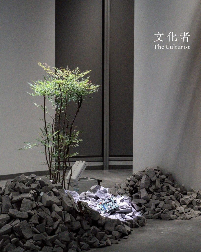 【專訪】許方華「稀釋成透明」展覽 AI浪潮下 黑色巨獸模糊人機界線 | 2026