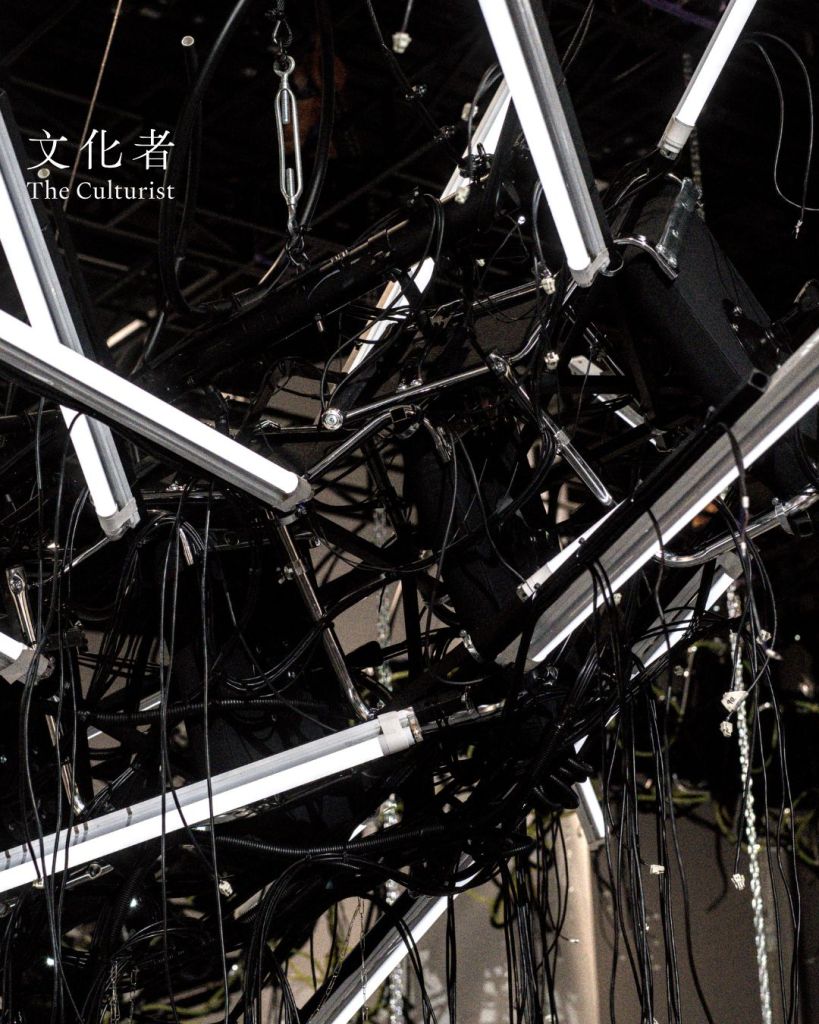 【專訪】許方華「稀釋成透明」展覽 AI浪潮下 黑色巨獸模糊人機界線 | 2026